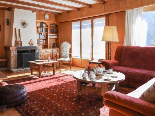 uma sala de estar com um sofá e uma mesa em Chalet Astrantia by Interhome em Gryon