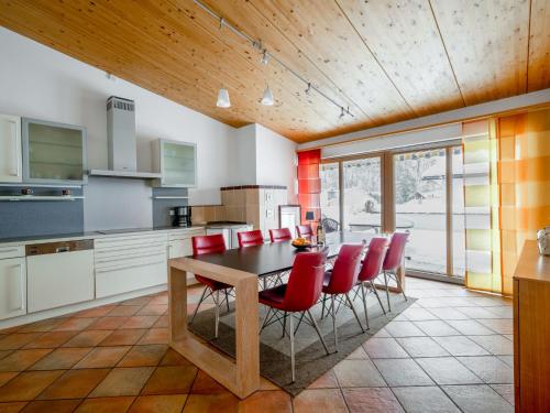 Kuchyňa alebo kuchynka v ubytovaní Apartment Penthouse 1 by Interhome