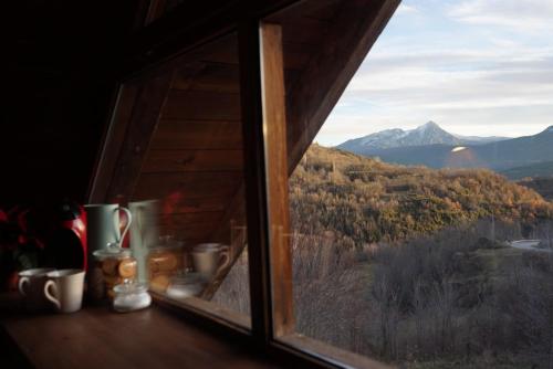 a window with a view of a mountain view at Albergue de Liri in Lirí