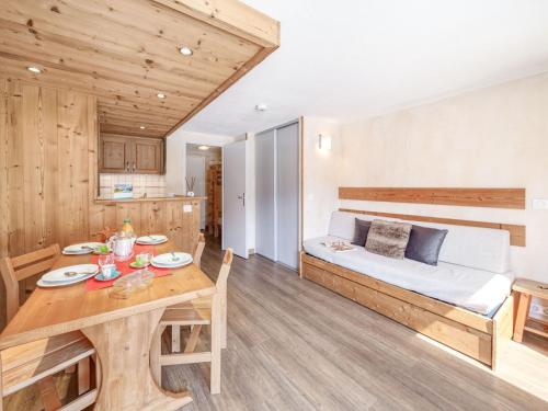 Habitación con cama, mesa y comedor en Studio Palafour - Le Lac-4 by Interhome en Tignes