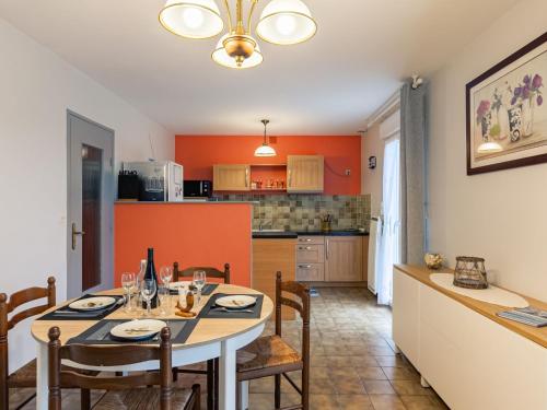 - une cuisine et une salle à manger avec une table et des chaises dans l'établissement Holiday Home Les Dunes by Interhome, à Saint-Pabu