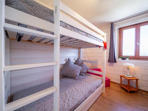 - une chambre avec des lits superposés dans une maison dans l'établissement Apartment Baikonour-6 by Interhome, au Corbier