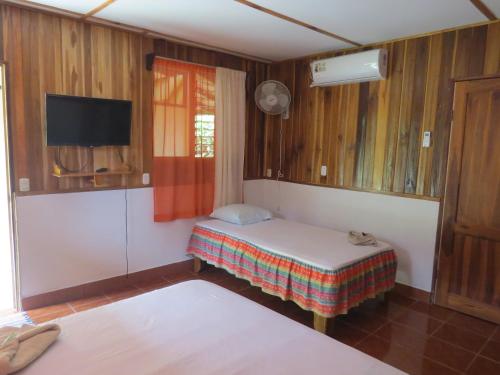 Ένα ή περισσότερα κρεβάτια σε δωμάτιο στο Poponjoche Lodge Caño Negro