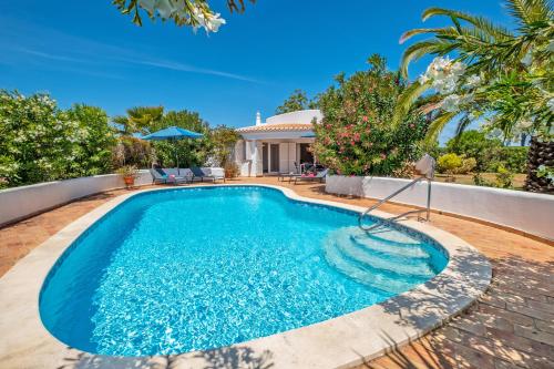 - une piscine dans l'arrière-cour d'une maison dans l'établissement Villa Sunshine by Algarve Vacation, à Armação de Pêra
