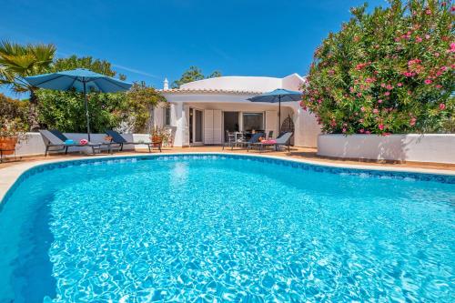 - une piscine en face d'une maison dans l'établissement Villa Sunshine by Algarve Vacation, à Armação de Pêra