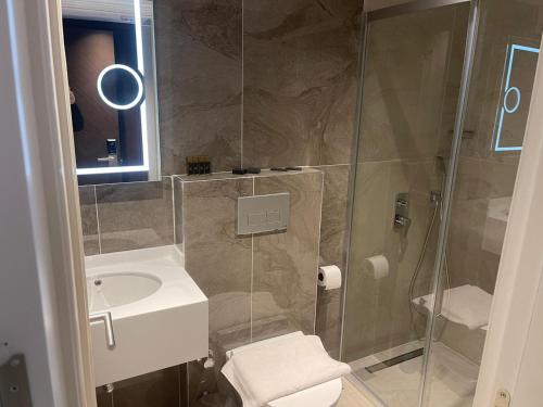 Un baño con ducha, inodoro y lavabo. en The Biancho Hotel Old City - Special Category, en Estambul