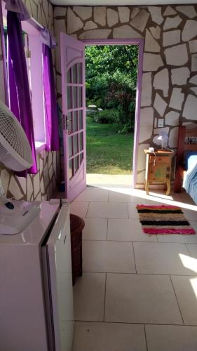 una cucina con porta che si apre su un cortile di Repouso Sol a São Thomé das Letras