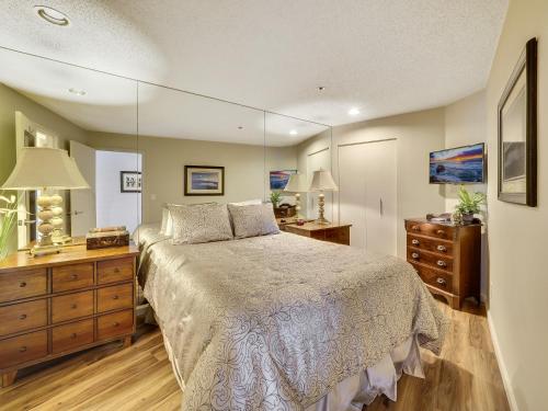 Postel nebo postele na pokoji v ubytování 114 Edgewater Inn