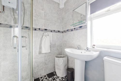 Ванная комната в Rookwood house Modern spacious home W/free parking