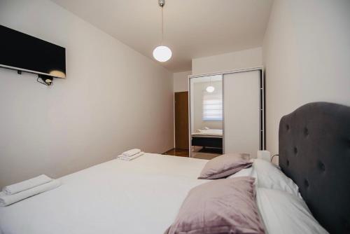 Llit o llits en una habitació de Harmonija 1