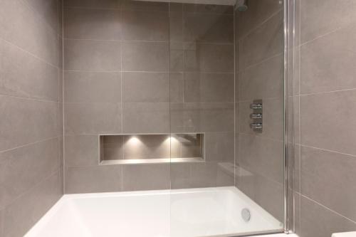 y baño con ducha y puerta de cristal. en Hampden Apartments - The Anne en Windsor