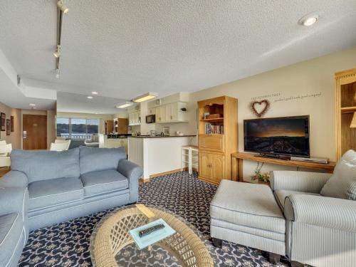 Una sala de estar con dos sofás y una cocina. en 222 Edgewater Inn, en Charlevoix