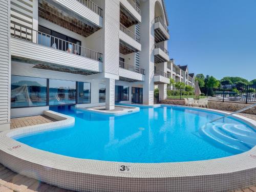 una gran piscina en medio de un edificio en 222 Edgewater Inn, en Charlevoix