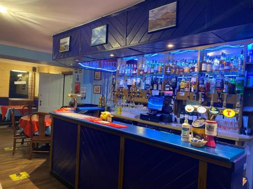 eine Bar mit vielen Flaschen Alkohol in der Unterkunft Richmond House Hotel in Fort Augustus