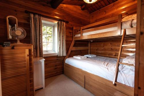 1 dormitorio con 2 literas en una cabaña de madera en Country log cabin By Seren Property en Trawsfynydd