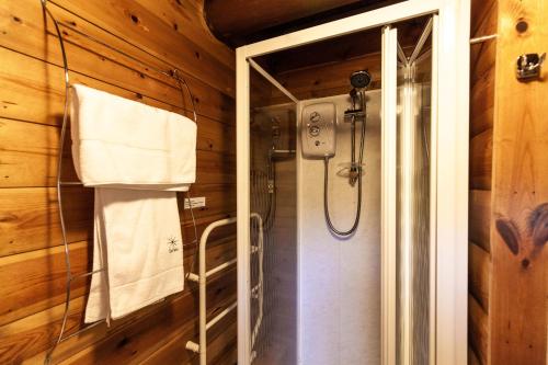 Phòng tắm tại Country log cabin By Seren Property