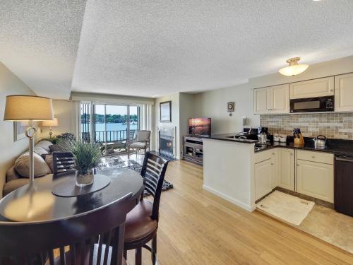 Kuchyň nebo kuchyňský kout v ubytování 225 Edgewater Inn
