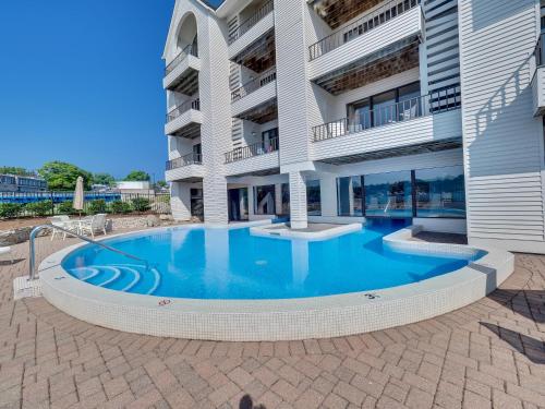 Bazén v ubytování 225 Edgewater Inn nebo v jeho okolí