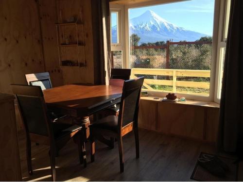 mesa de comedor con vistas a la montaña en OmShanti, en Puerto Varas