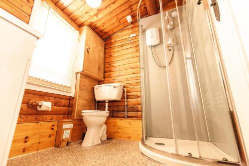 Uma casa de banho em Log Cabin in Picturesque Snowdonia - Hosted by Seren Property