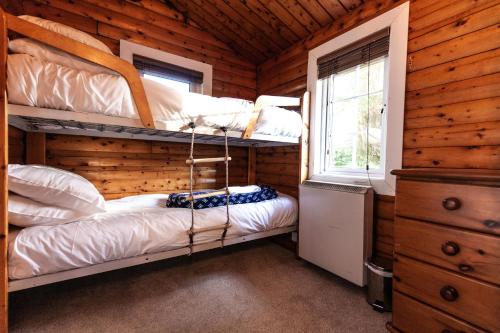 Uma ou mais camas em beliche em um quarto em Log Cabin in Picturesque Snowdonia - Hosted by Seren Property