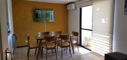 a dining room with a table and chairs at Belgrano Apartment con cochera in Mendoza