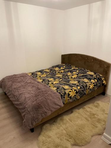 een bed in een slaapkamer met een deken erop bij Casa Alex in Câmpulung Moldovenesc