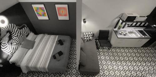 a bedroom with a bed and a bathroom with a sink at Sunrise Estudio Zebra, con vistas jardín y mar in Miami Platja