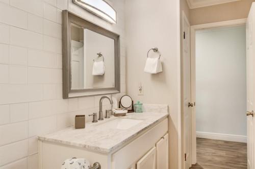 een badkamer met een wastafel en een spiegel bij 10 A, One Bedroom Condo in Destin