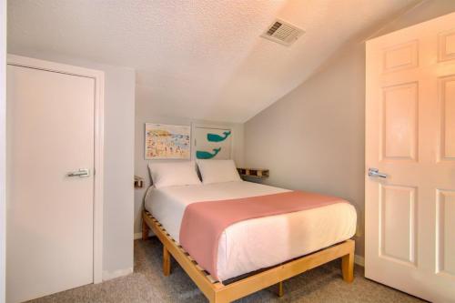 Un pat sau paturi într-o cameră la 7F Nama-Stay