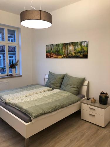 ein Schlafzimmer mit einem Bett und einem Wandgemälde in der Unterkunft Altstadtjuwel in Blankenburg