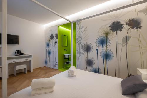 Pokój ze ścianą ozdobioną kwiatami w obiekcie Le Makè bed & breakfast w mieście Campi Bisenzio