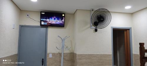 Camera con ventilatore e TV a parete di Hotel Curitiba - São Paulo, próximo a Sta Efigênia, 25 de março, Bom Retiro a San Paolo