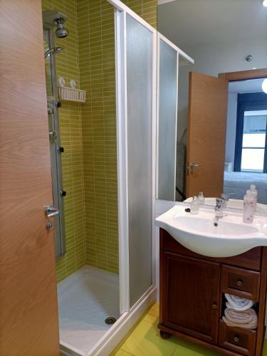 a bathroom with a sink and a shower at Relájate en Ramales de la Victoria, apartamento con piscina y parking in Ramales de la Victoria