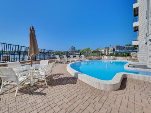 Πισίνα στο ή κοντά στο 239 Edgewater Inn
