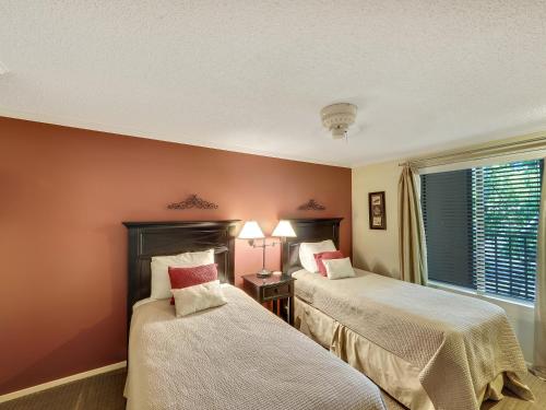 a bedroom with two beds and a window at 343 Edgewater Inn in Charlevoix
