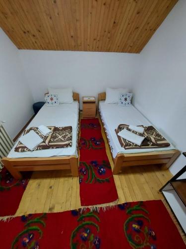 Postel nebo postele na pokoji v ubytování Domaćinstvo Sindžirević