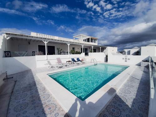 una piscina en la parte superior de una casa en Villa Nirvana - Casa Marosenia, en Güime