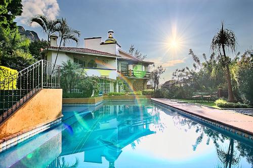una casa e una piscina di fronte a una casa di Casa Jacobina Tepoztlán a Tepoztlán