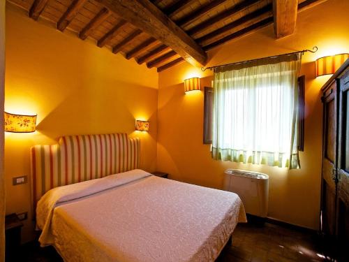 a bedroom with a bed and a window at Azienda Agrituristica Le Chiuse in Manciano