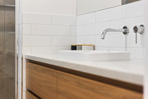 un bagno con un lavandino bianco e uno specchio di Sierra Cottage - A Homely Space, Superb Location a Toowoomba