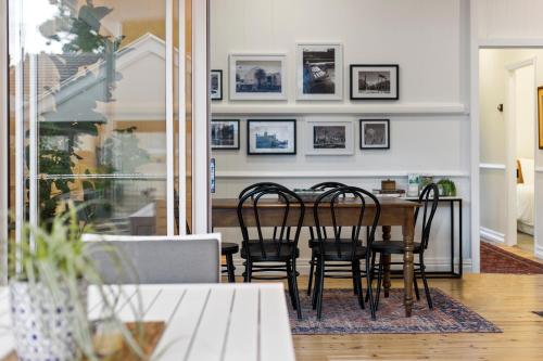 a dining room with a table and chairs at Sierra Cottage - A Homely Space, Superb Location in Toowoomba