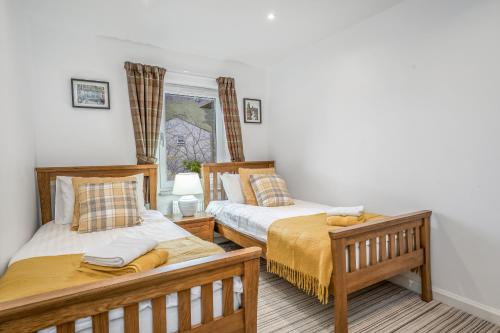 A bed or beds in a room at Spacious 3 Bedroom Modern House - Heart of Edinburgh - Private Main Door Entrance & Private Garden with Stunning Views of Arthur Seat