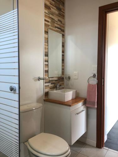 une salle de bain avec des toilettes blanches et un lavabo dans l'établissement La Sifrina Punta Negra, à Punta Colorada