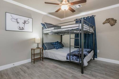 Photo de la galerie de l'établissement Beautifully Decorated New Home, King Bed, Washer/Dryer & Fully Stocked Kitchen, à Canyon