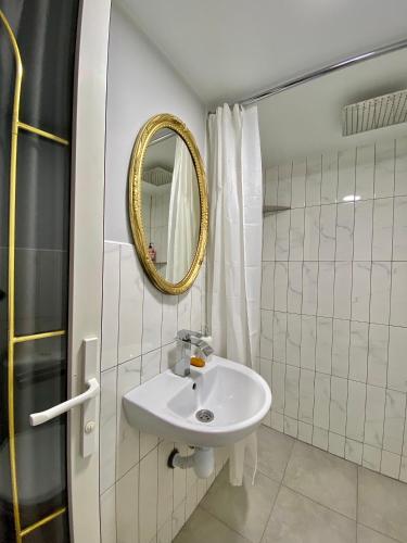 a bathroom with a sink and a mirror at Ermitage Apt, Апартаменти в Центрі Дніпра in Dnipro