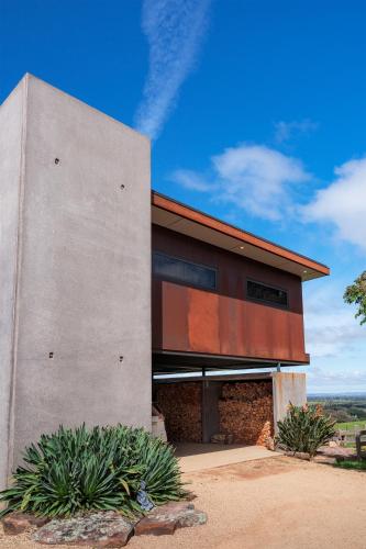 a building with a red roof and some plants at BullerRoo in Barwite