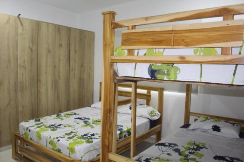 ein paar Etagenbetten in einem Zimmer in der Unterkunft Mar y Tierra in Coveñas