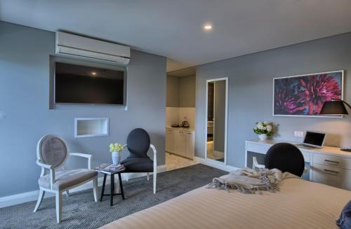 TV a/nebo společenská místnost v ubytování Canberra Rex Hotel
