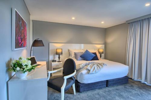 Postel nebo postele na pokoji v ubytování Canberra Rex Hotel